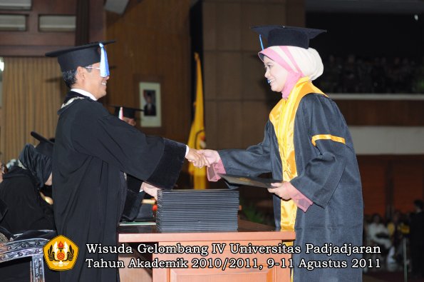 wisuda-fik-oleh-dekan-130