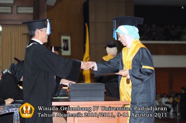 wisuda-fik-oleh-dekan-131