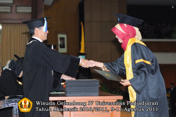 wisuda-fik-oleh-dekan-132