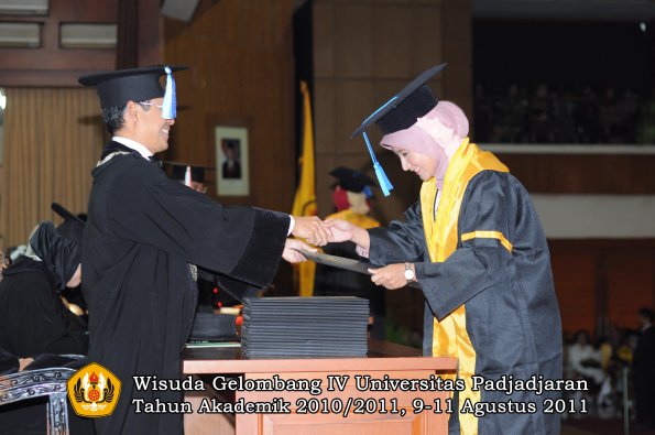 wisuda-fik-oleh-dekan-133