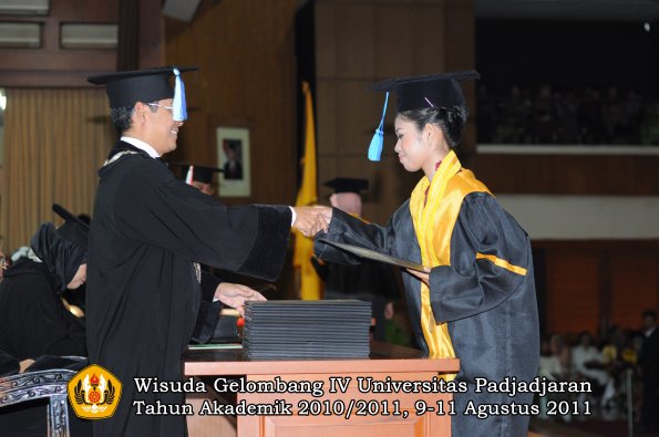 wisuda-fik-oleh-dekan-134