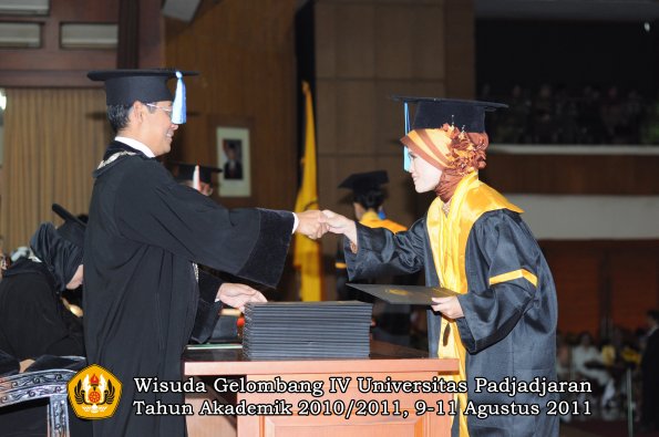 wisuda-fik-oleh-dekan-135