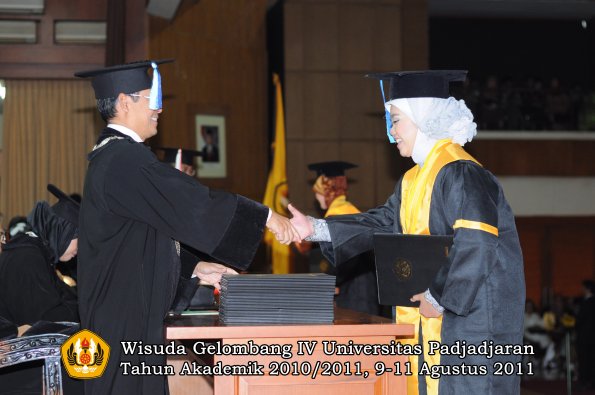 wisuda-fik-oleh-dekan-136