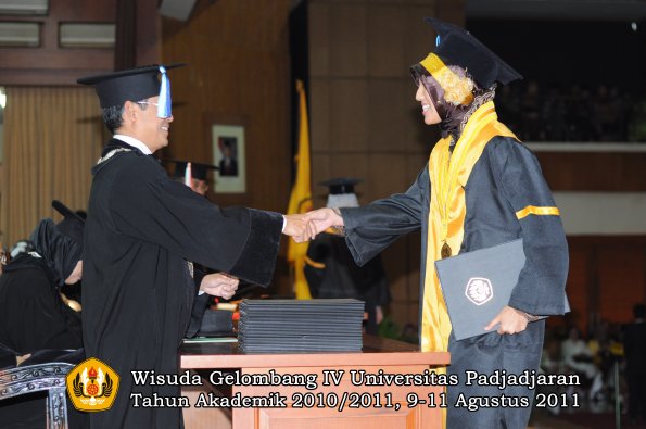 wisuda-fik-oleh-dekan-137