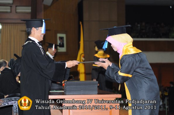 wisuda-fik-oleh-dekan-138