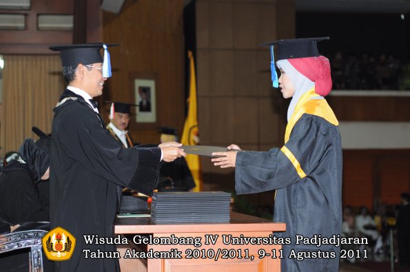 wisuda-fik-oleh-dekan-139