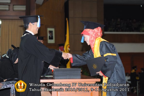 wisuda-fik-oleh-dekan-140