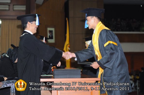 wisuda-fik-oleh-dekan-144