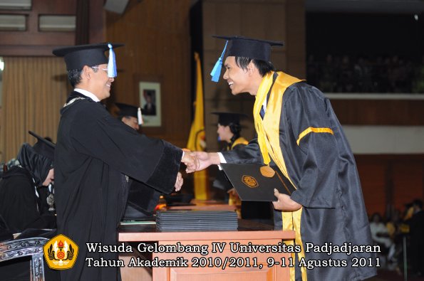 wisuda-fik-oleh-dekan-151