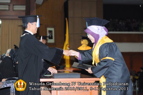 wisuda-fik-oleh-dekan-156