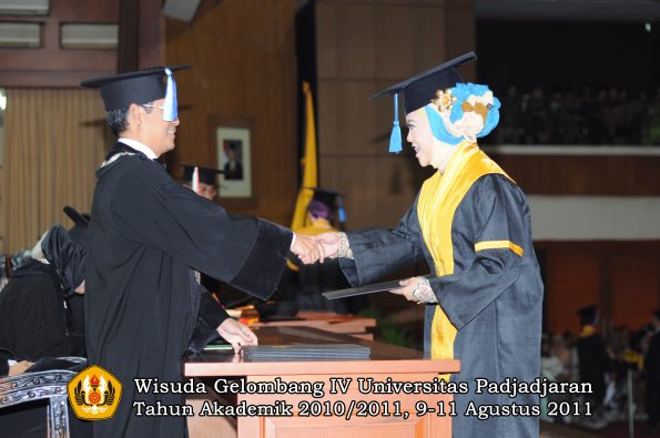 wisuda-fik-oleh-dekan-161