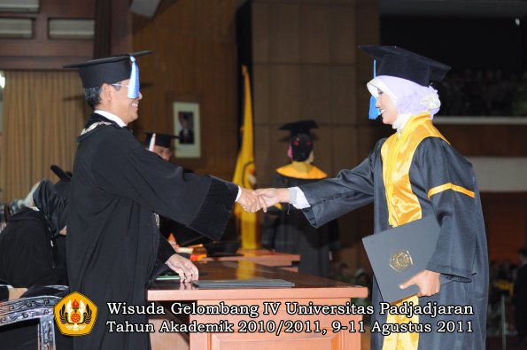 wisuda-fik-oleh-dekan-164