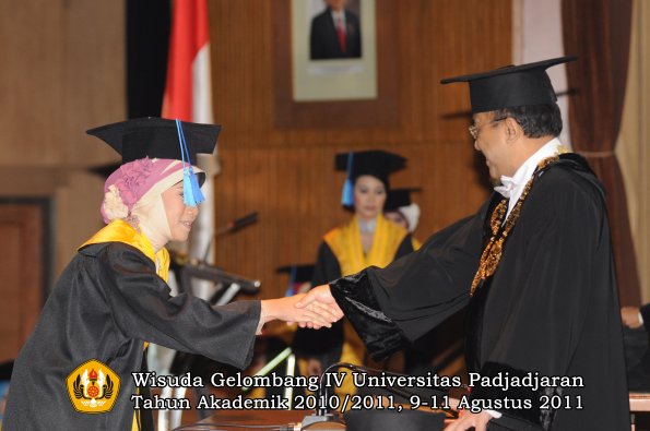 wisuda-fik-oleh-rektor-022