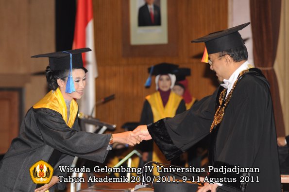 wisuda-fik-oleh-rektor-023