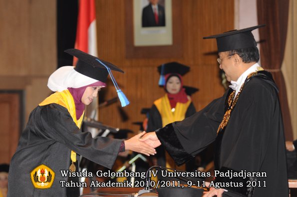 wisuda-fik-oleh-rektor-024