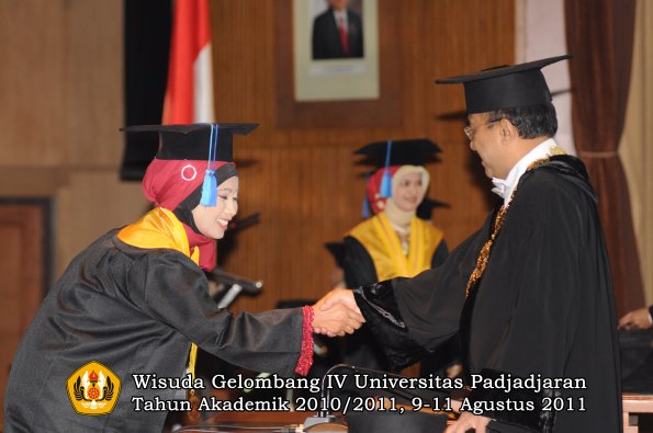 wisuda-fik-oleh-rektor-025