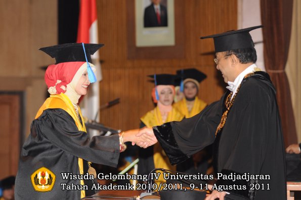 wisuda-fik-oleh-rektor-026