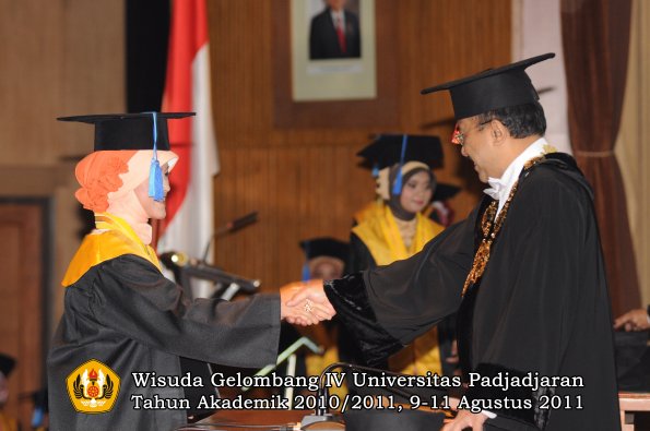 wisuda-fik-oleh-rektor-027