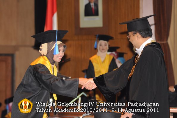 wisuda-fik-oleh-rektor-028