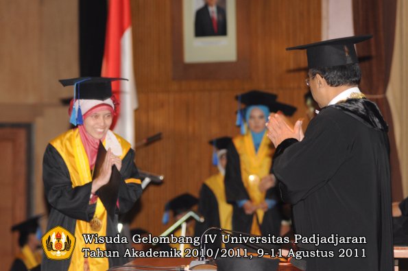 wisuda-fik-oleh-rektor-030