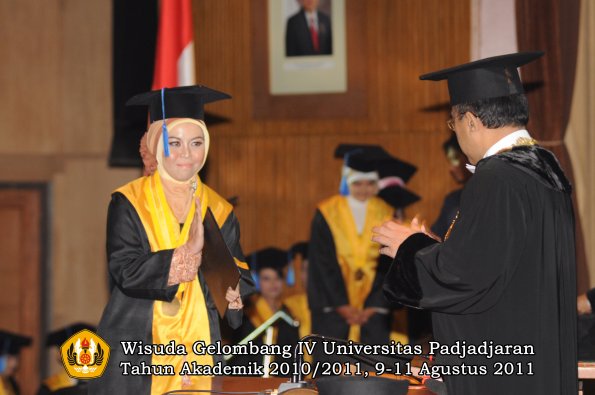 wisuda-fik-oleh-rektor-033