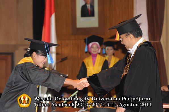 wisuda-fik-oleh-rektor-035