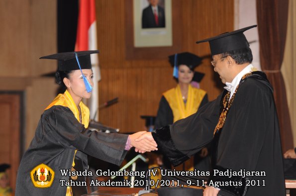 wisuda-fik-oleh-rektor-037