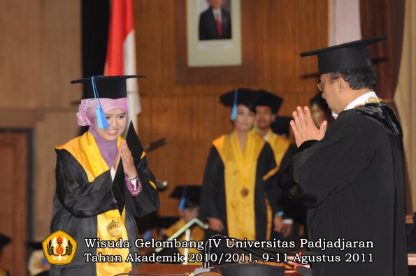 wisuda-fik-oleh-rektor-039