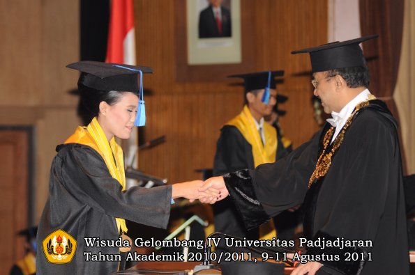 wisuda-fik-oleh-rektor-040