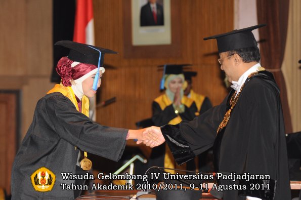 wisuda-fik-oleh-rektor-121