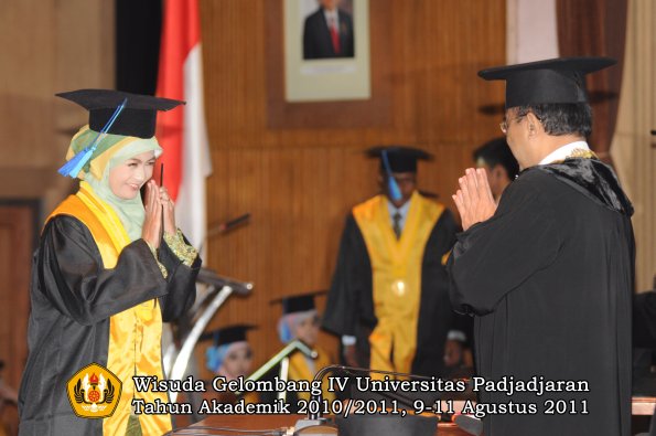 wisuda-fik-oleh-rektor-122