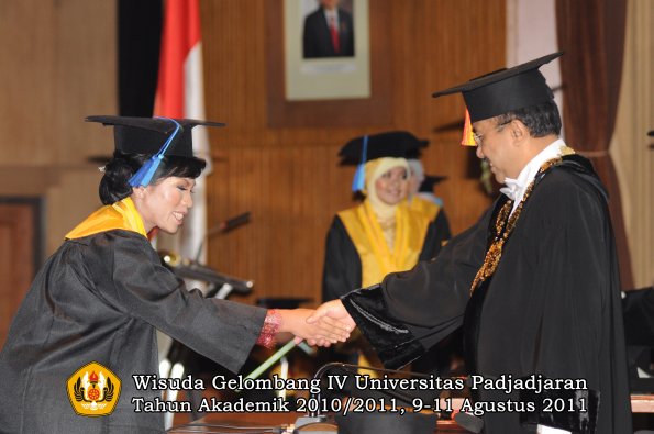 wisuda-fik-oleh-rektor-124