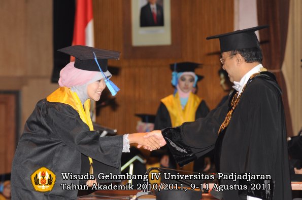 wisuda-fik-oleh-rektor-126