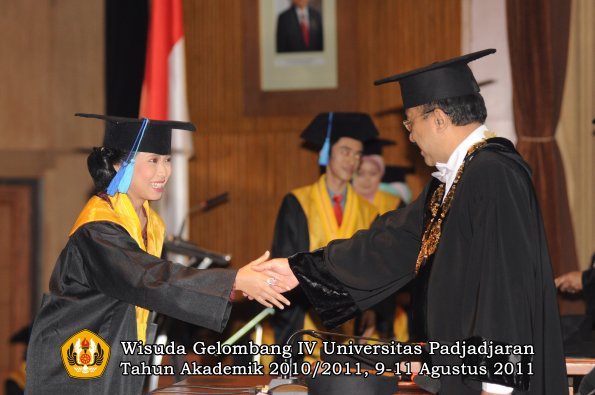 wisuda-fik-oleh-rektor-128