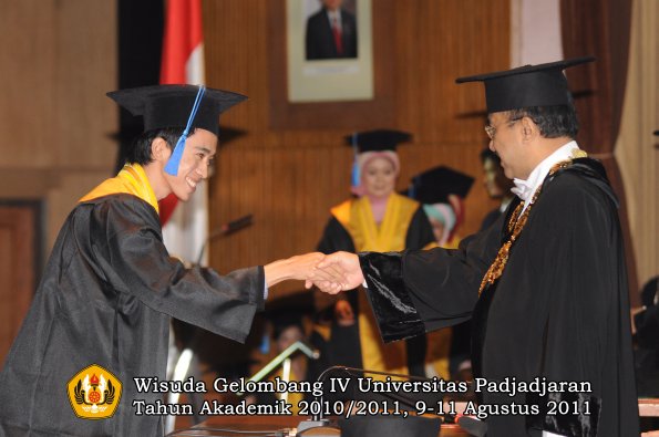 wisuda-fik-oleh-rektor-129