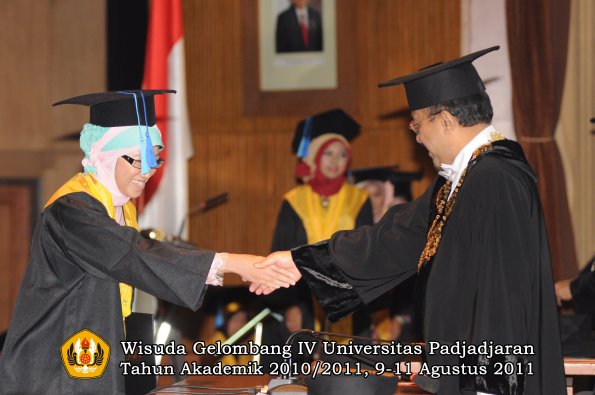 wisuda-fik-oleh-rektor-131