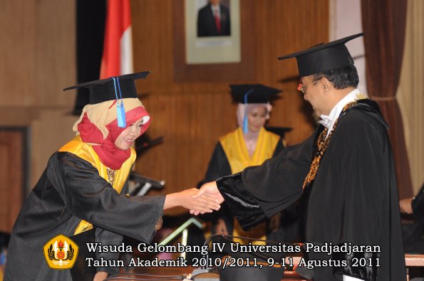 wisuda-fik-oleh-rektor-132