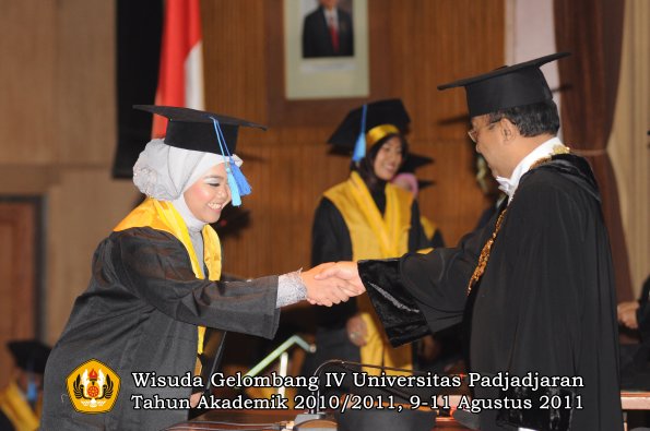 wisuda-fik-oleh-rektor-136