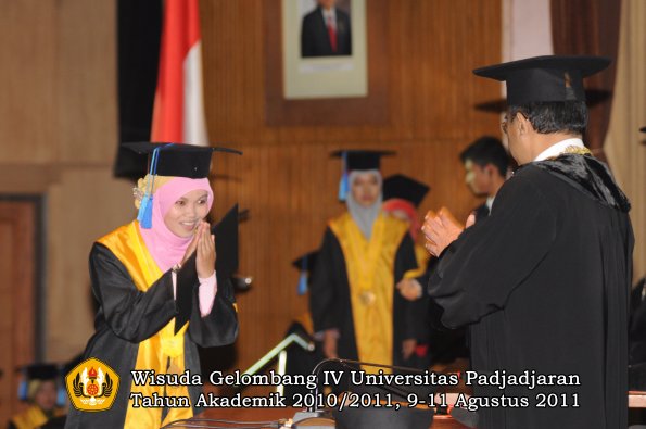 wisuda-fik-oleh-rektor-138