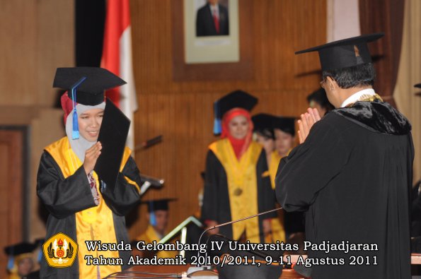 wisuda-fik-oleh-rektor-139