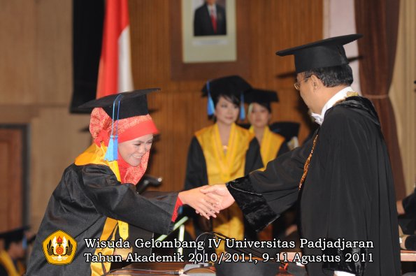 wisuda-fik-oleh-rektor-140