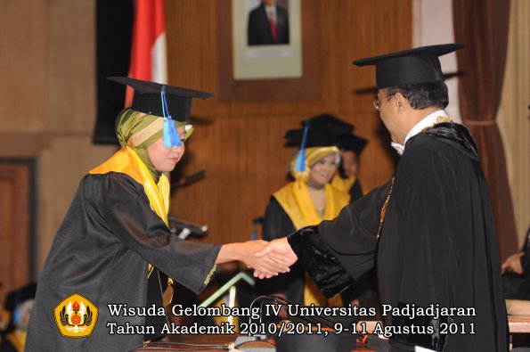 wisuda-fik-oleh-rektor-146