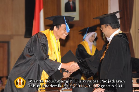 wisuda-fik-oleh-rektor-151