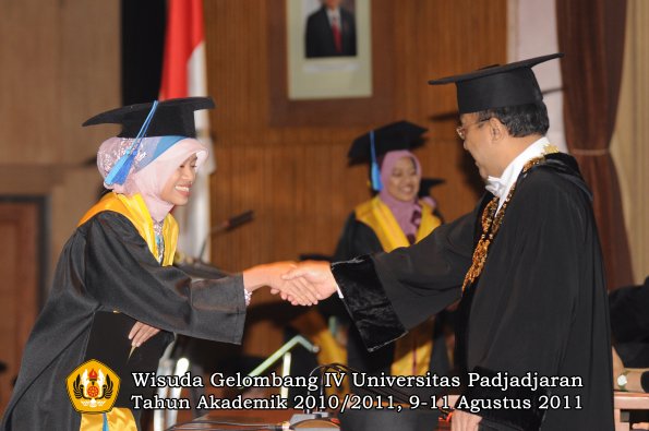 wisuda-fik-oleh-rektor-157