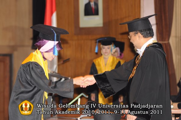 wisuda-fik-oleh-rektor-160