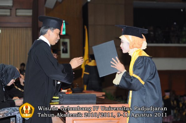 wisuda-ftip-oleh-dekan-24