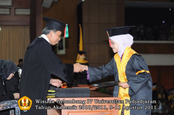 wisuda-ftip-oleh-dekan-25
