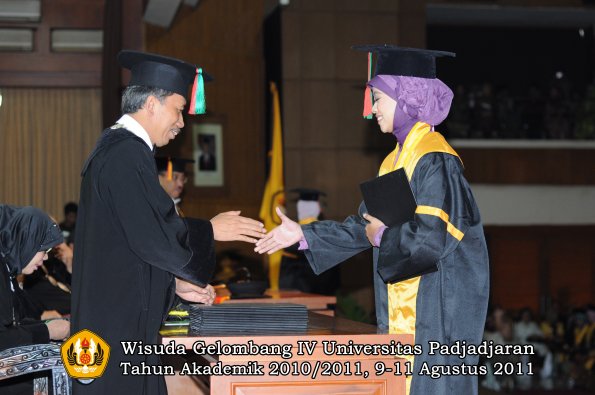 wisuda-ftip-oleh-dekan-26