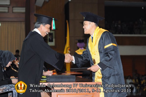 wisuda-ftip-oleh-dekan-27