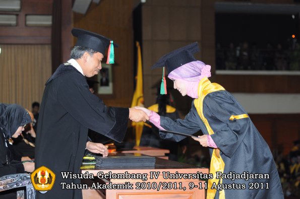 wisuda-ftip-oleh-dekan-30